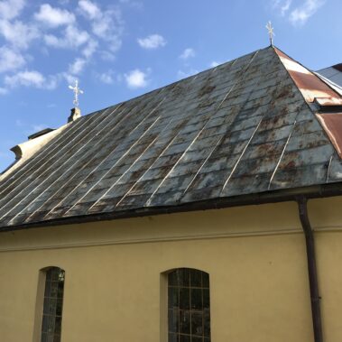 Natieranie strechy evanjelického kostola v obci Smolník | KEISH