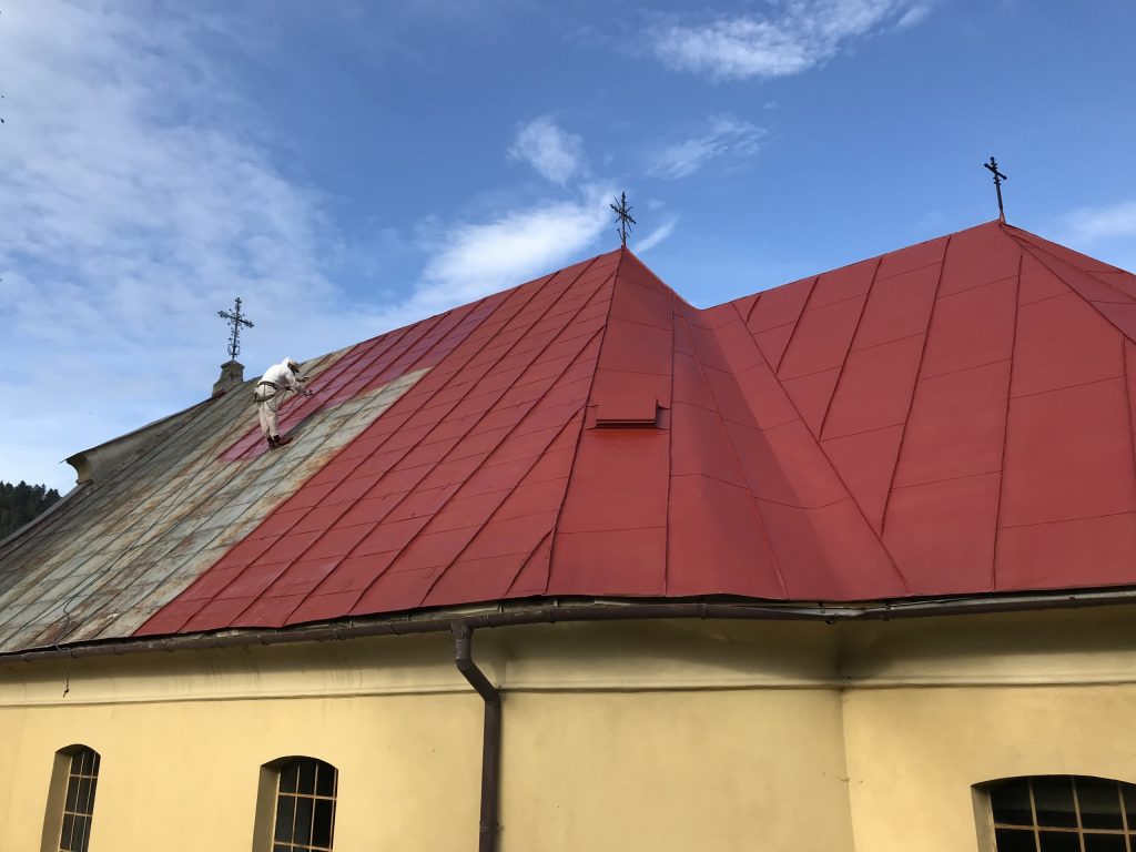Natieranie strechy evanjelického kostola v obci Smolník | KEISH