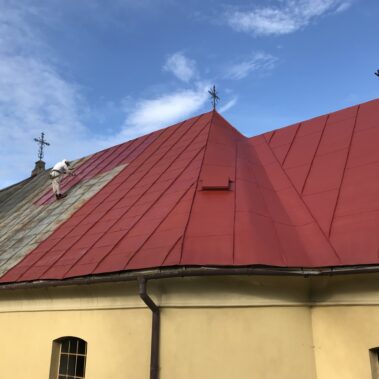 Natieranie strechy evanjelického kostola v obci Smolník | KEISH