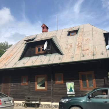 KEISH – Čistenie a natieranie strechy na Poľovníckej chate Žuhračka | KEISH