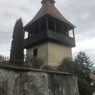 Natieranie strechy evanjelickej zvonice v Klenovci | KEISH