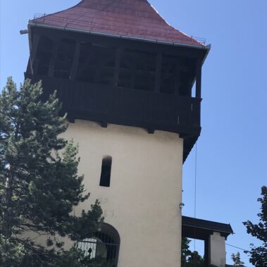 Natieranie strechy evanjelickej zvonice v Klenovci | KEISH
