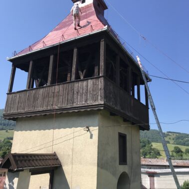 Natieranie strechy evanjelickej zvonice v Klenovci | KEISH