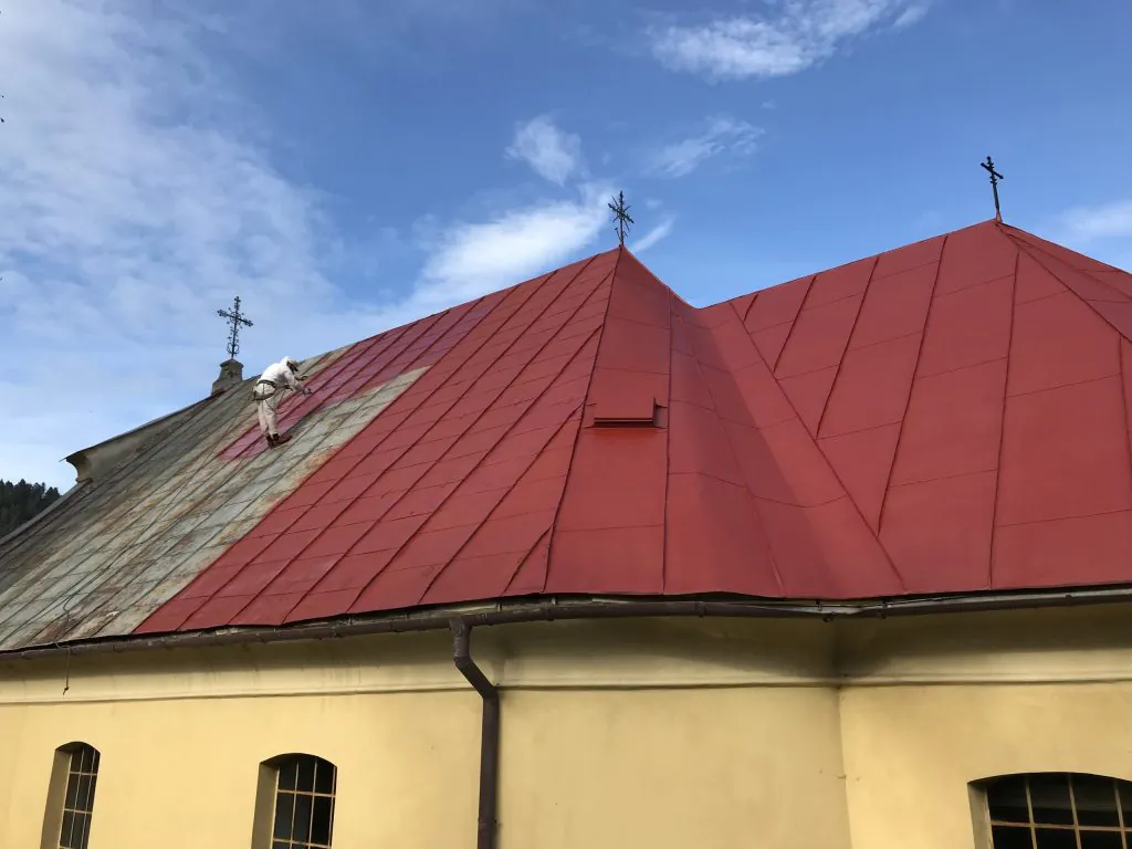 Natieranie strechy evanjelického kostola v obci Smolník | KEISH